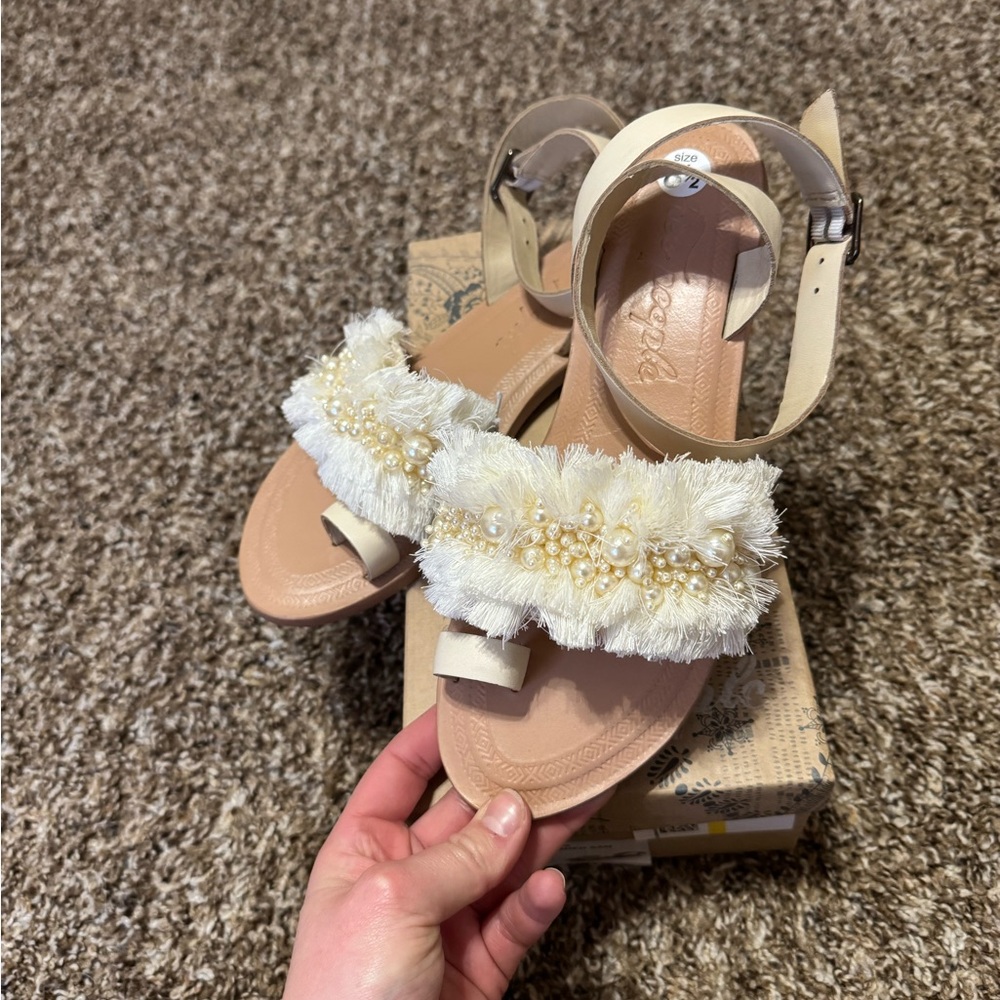 Free People Sun Peaks Embellished Sandals Buckle Closure Ivory EU 39- US 8.5 NEW - Picture 4 of 10
